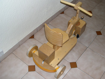 TRICICLO CASERO DE MADERA CON MO